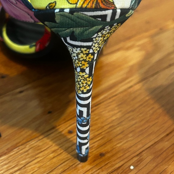 Versace Floral Baroque Heels Pumps Printed Silk Size 39 EU NIB - Picture 2 of 4